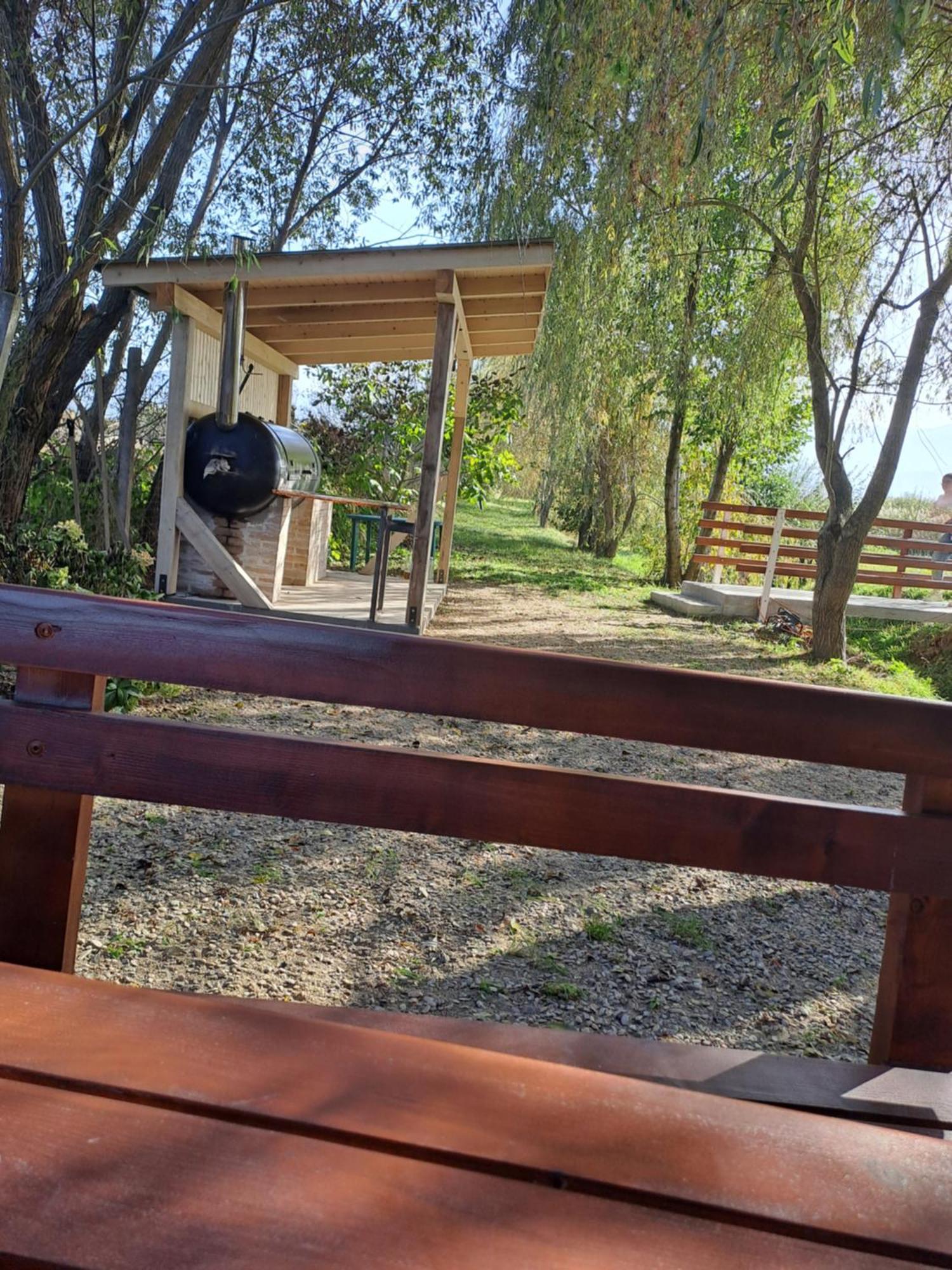 La Izvoare Pensiune-Pastravarie Sâmbăta de Sus Exterior photo